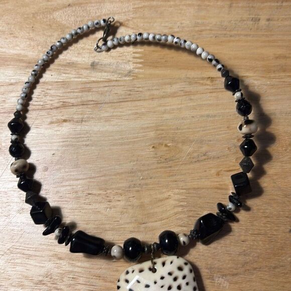 Necklace, Black and White Beaded Choker Necklace, NEW, Handmade, 15” - Picture 7 of 8